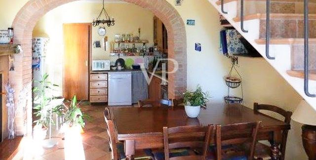 Casale rustico diviso in 4 appartamenti