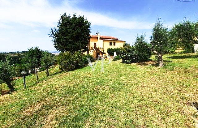 Casale rustico diviso in 4 appartamenti