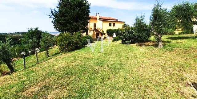 Masía rústica dividida en 4 viviendas