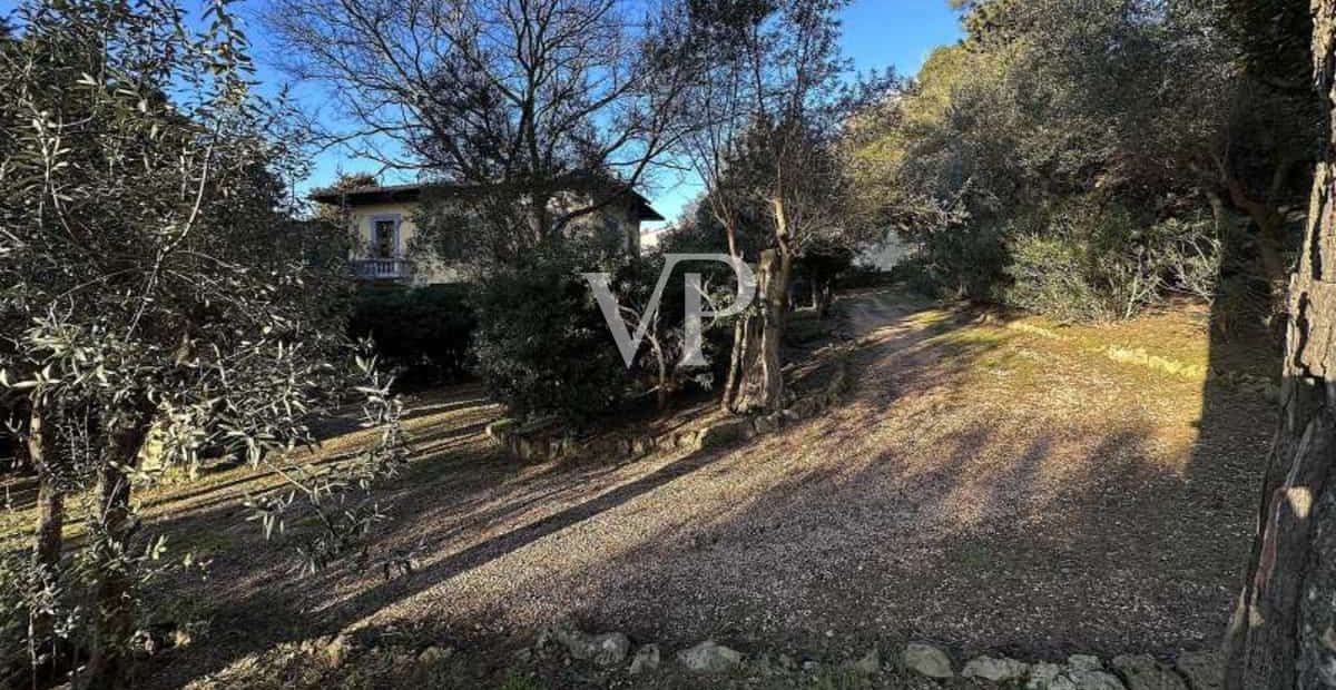 Proprietà storica unica con ampia area esterna