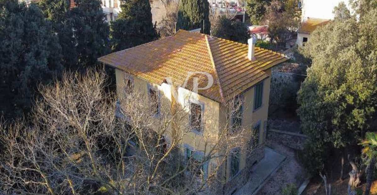 Proprietà storica unica con ampia area esterna