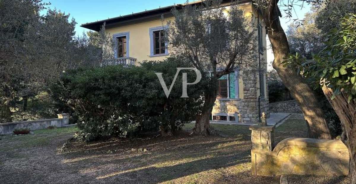 Proprietà storica unica con ampia area esterna