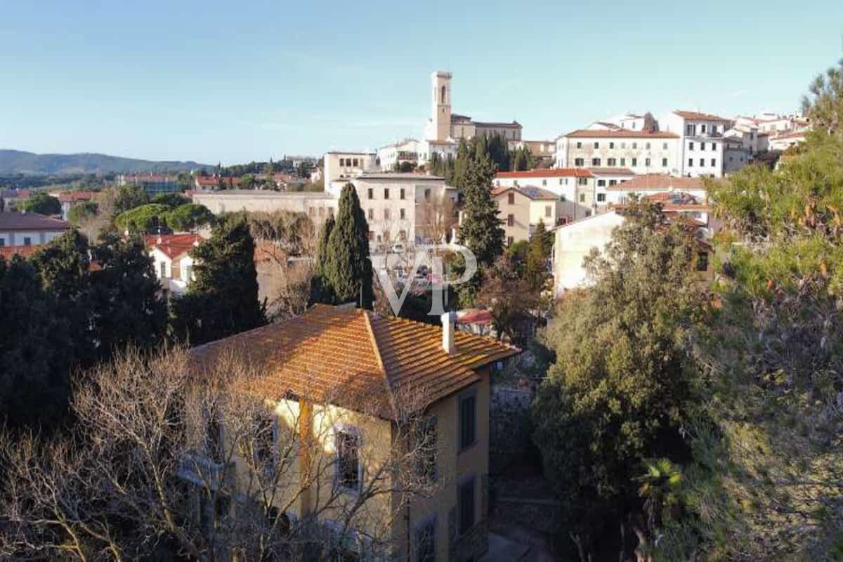 Propiedad histórica única con amplia zona al aire libre