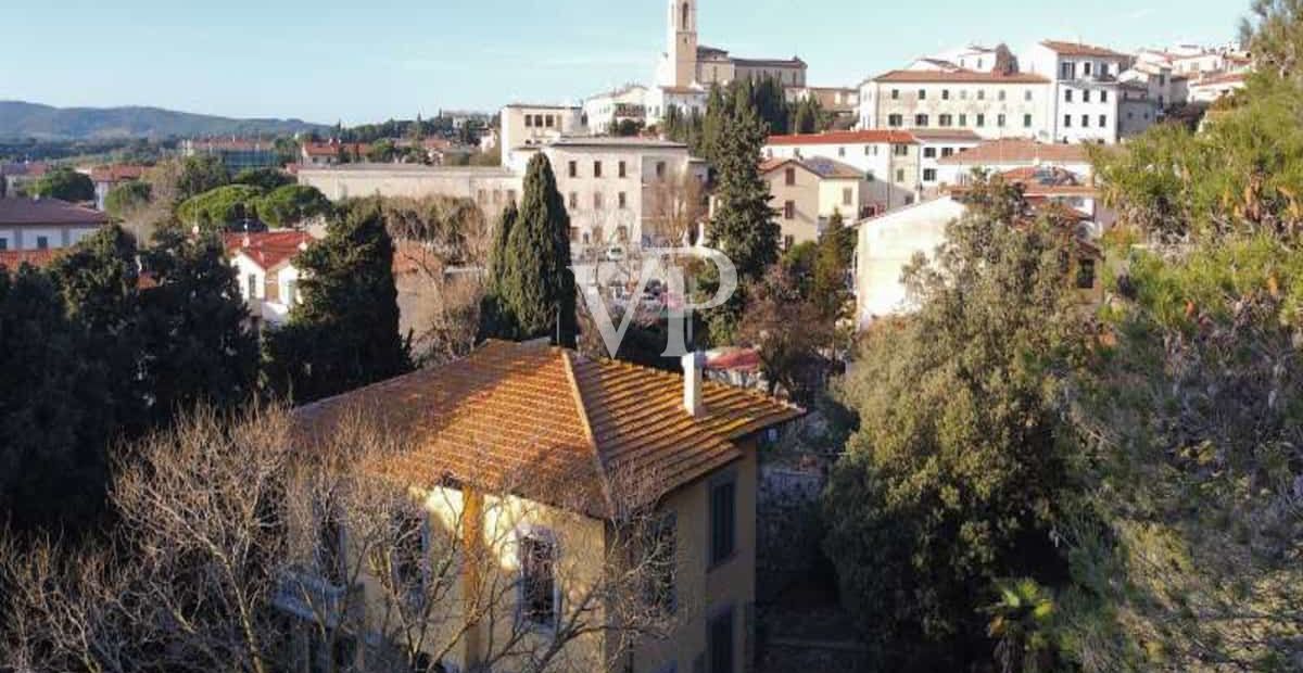Proprietà storica unica con ampia area esterna