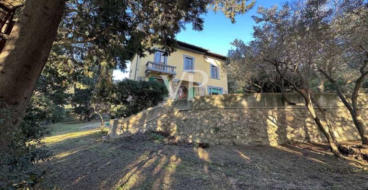 Proprietà storica unica con ampia area esterna