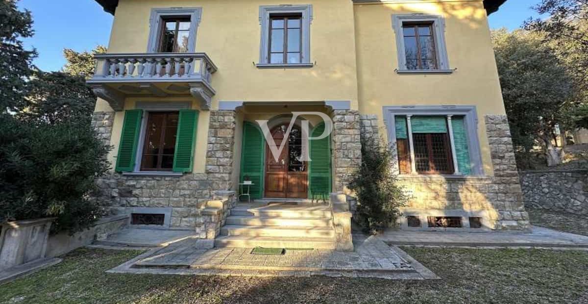 Proprietà storica unica con ampia area esterna