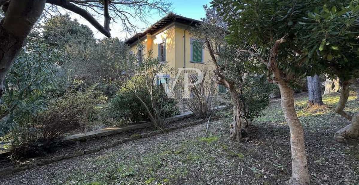 Proprietà storica unica con ampia area esterna