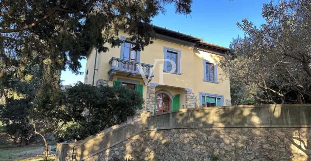 Proprietà storica unica con ampia area esterna