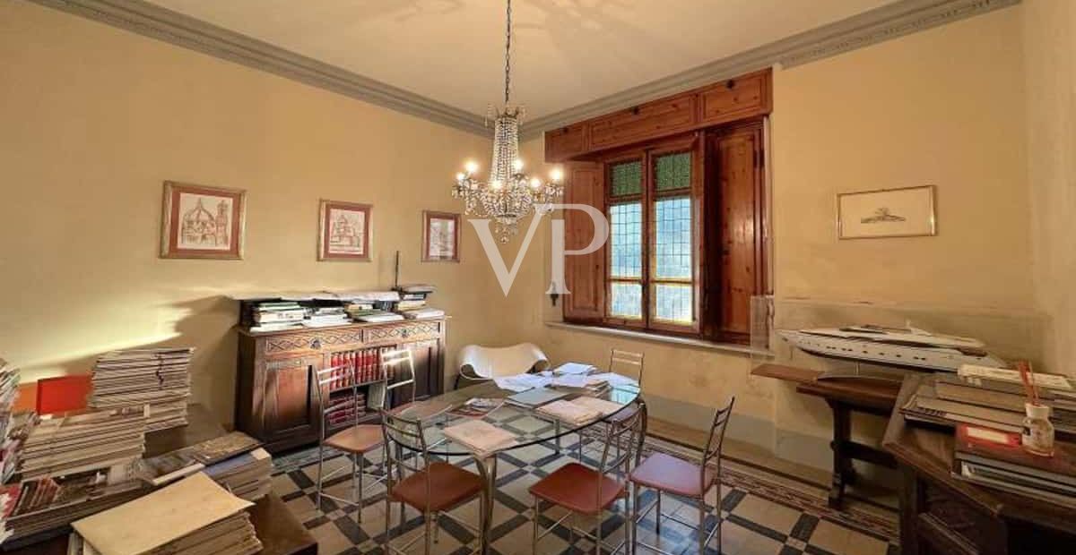 Proprietà storica unica con ampia area esterna