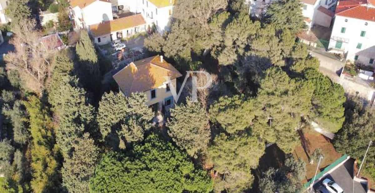 Proprietà storica unica con ampia area esterna