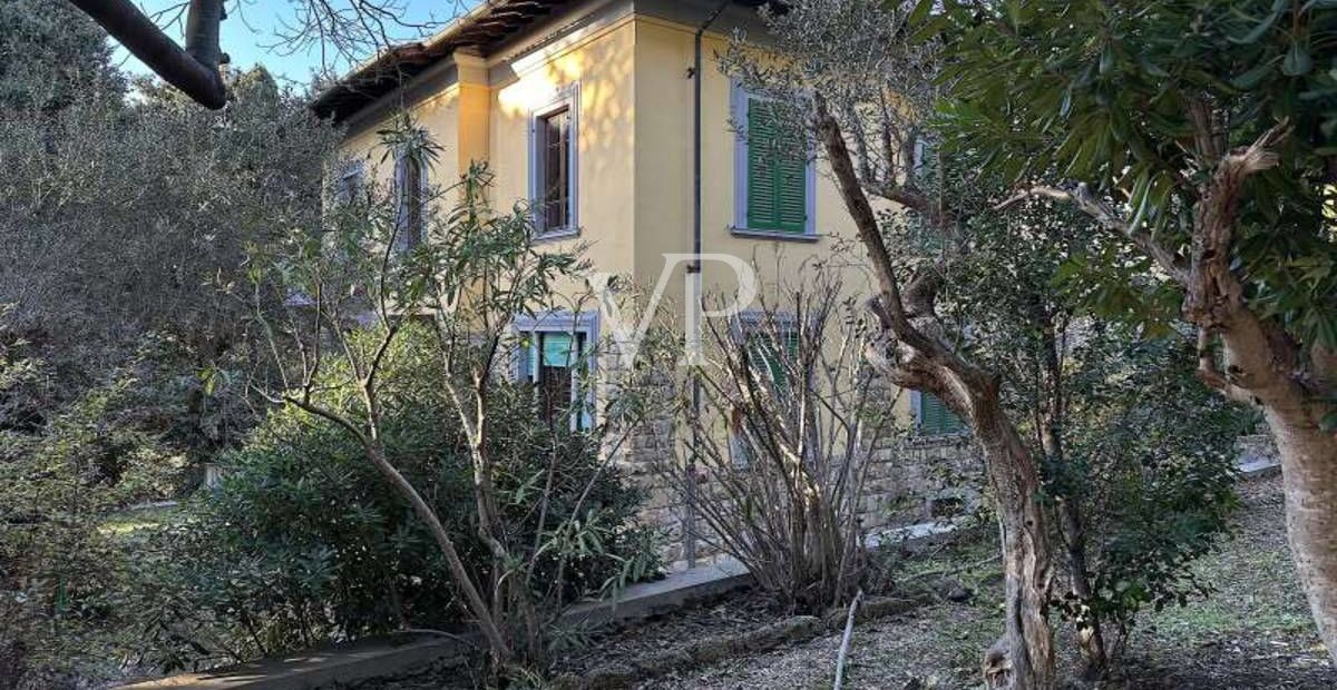 Proprietà storica unica con ampia area esterna