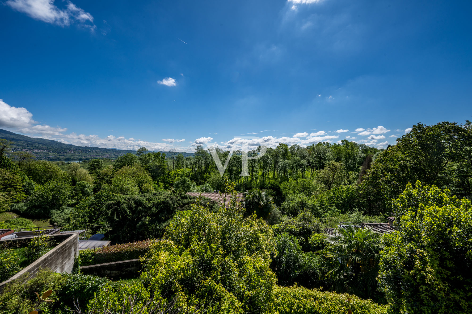 Semi-detached house on two levels, with garden and terrace overlooking the lake