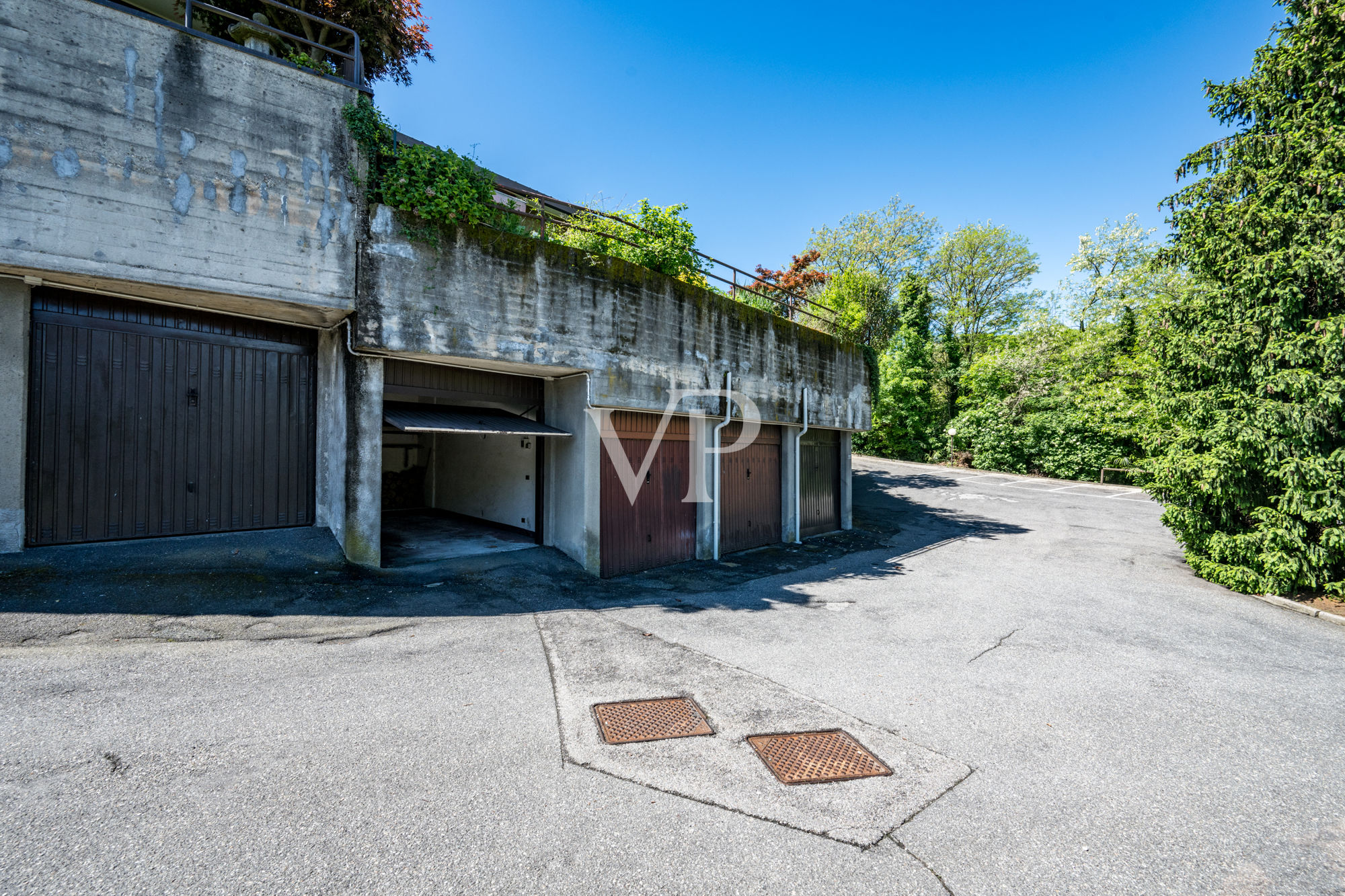 Villetta bifamiliare su due livelli, con giardino e terrazzo vista lago