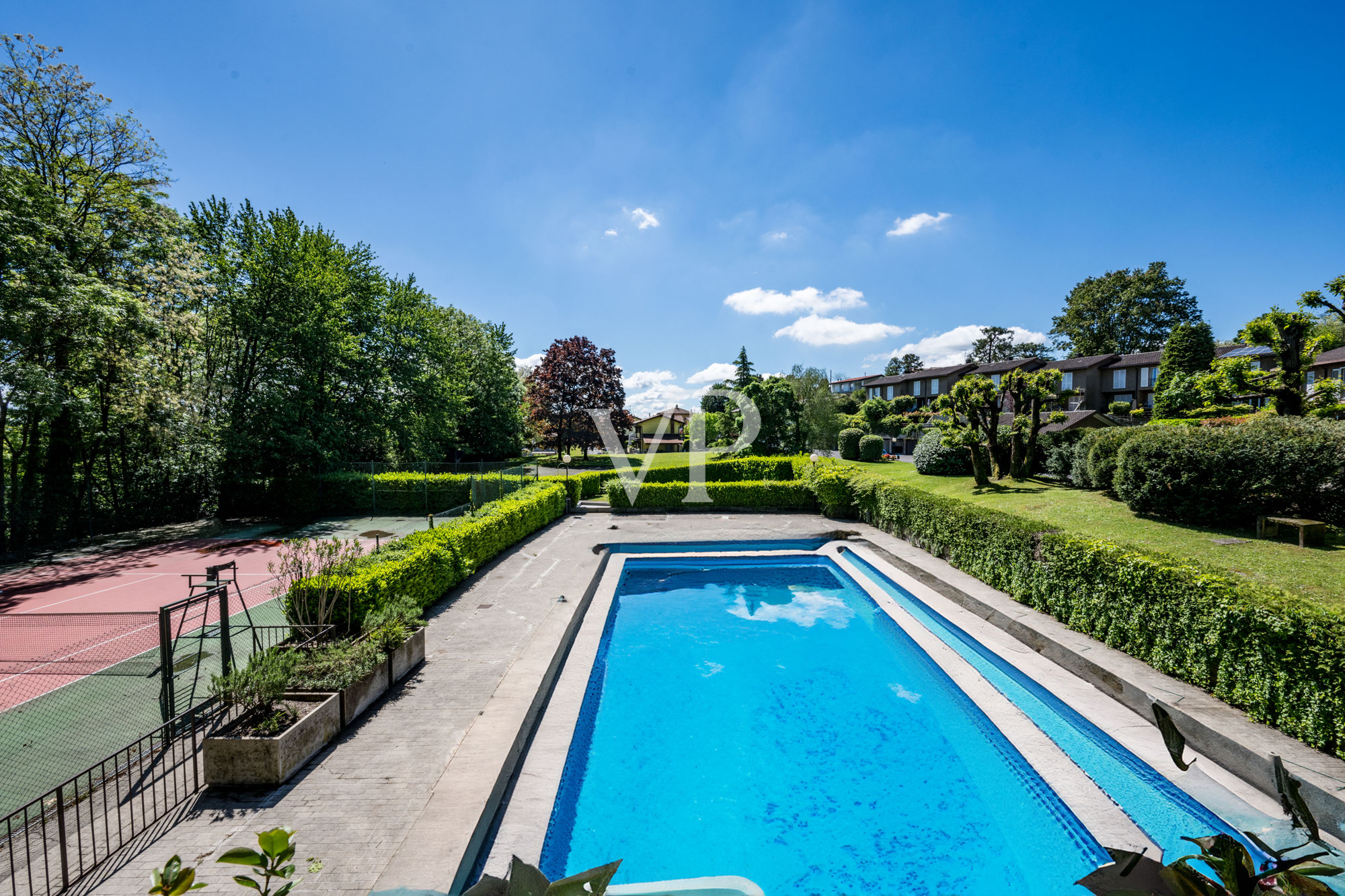 Maison jumelée sur deux niveaux, avec jardin et terrasse avec vue sur le lac