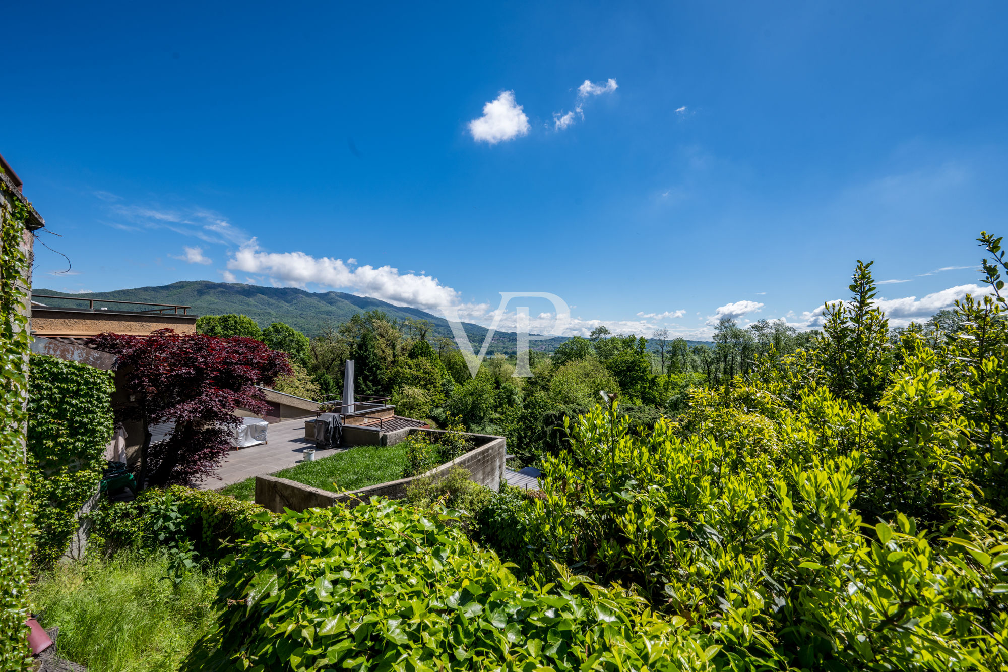 Semi-detached house on two levels, with garden and terrace overlooking the lake