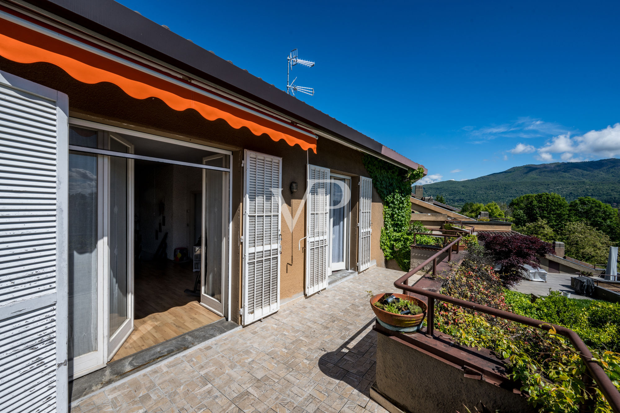 Casa adosada en dos niveles, con jardín y terraza con vistas al lago