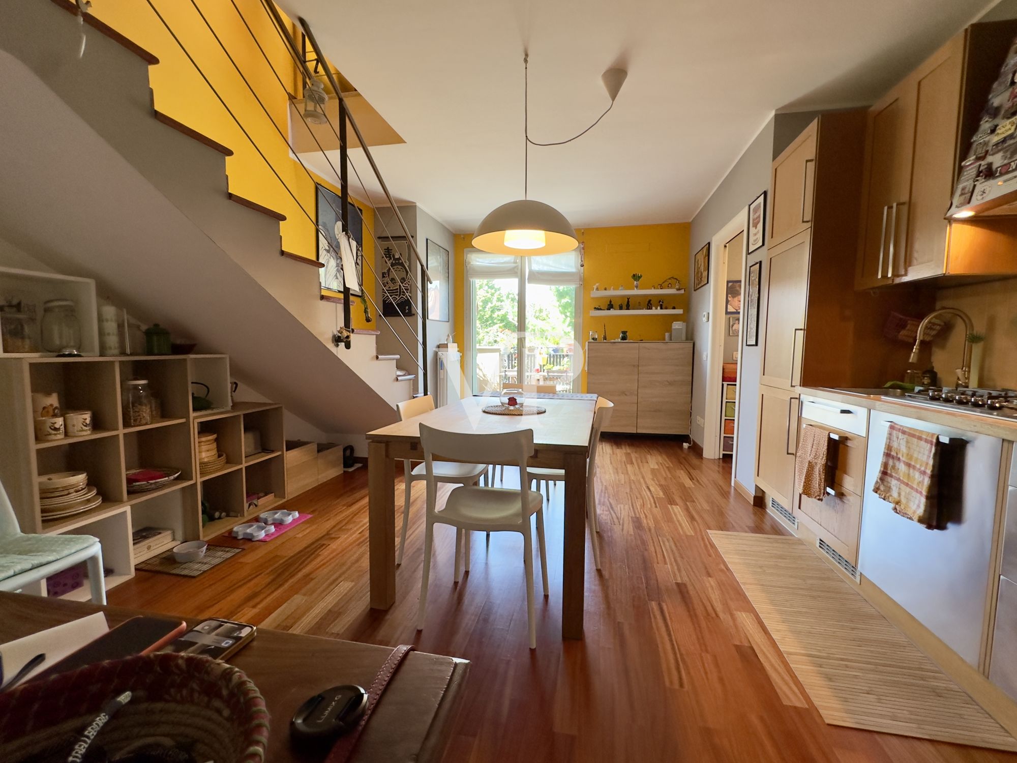 Fantástico apartamento de tres habitaciones en dos niveles con dos baños, balcones, sótano y garaje doble.