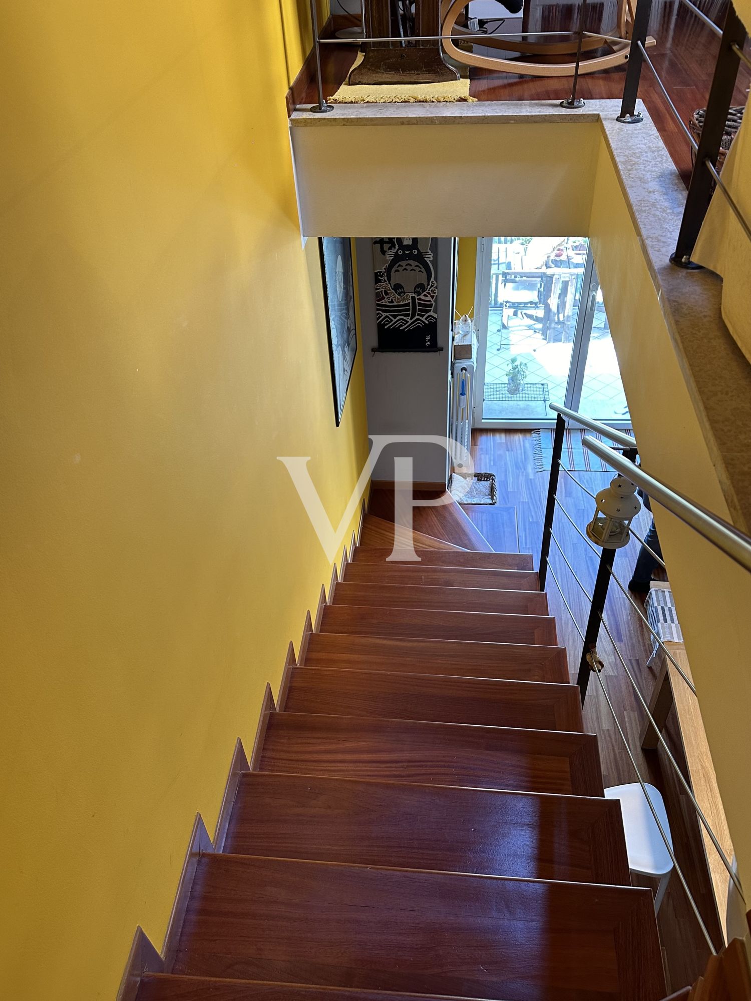 Fantastic three-room apartment on two levels with two bathrooms, balconies, basement and double garage.