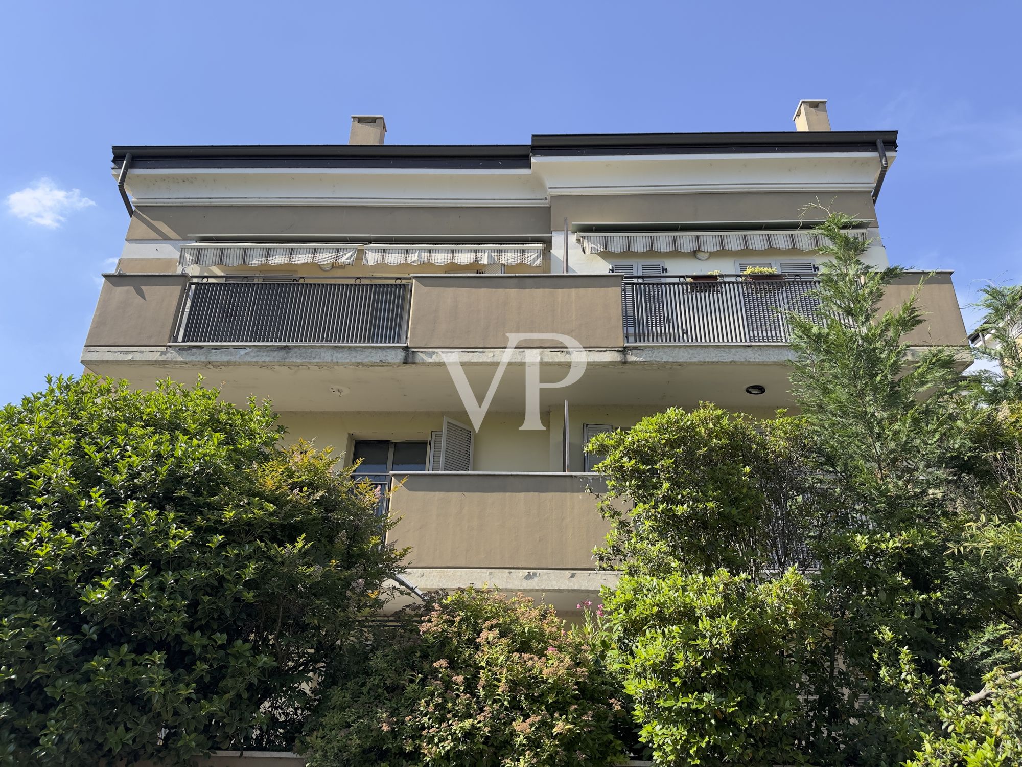 Fantastique appartement de trois pièces sur deux niveaux avec deux salles de bains, balcons, cave et double garage.