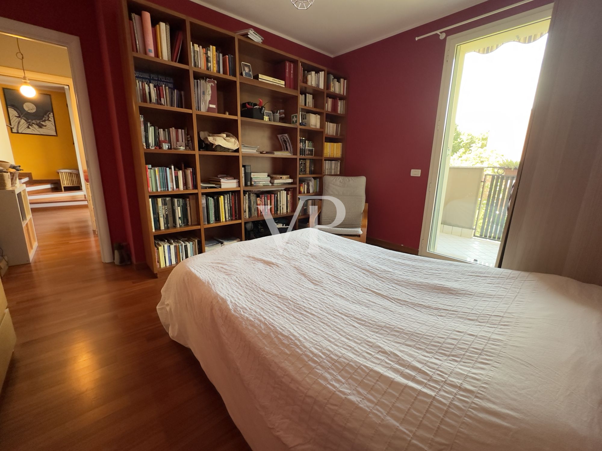 Fantástico apartamento de tres habitaciones en dos niveles con dos baños, balcones, sótano y garaje doble.