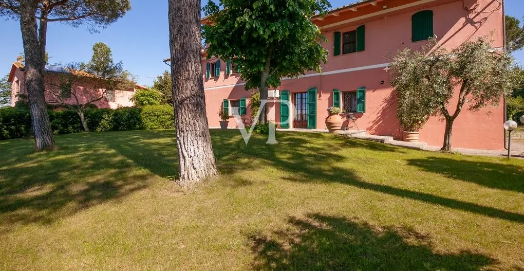 vista della casa dal giardino