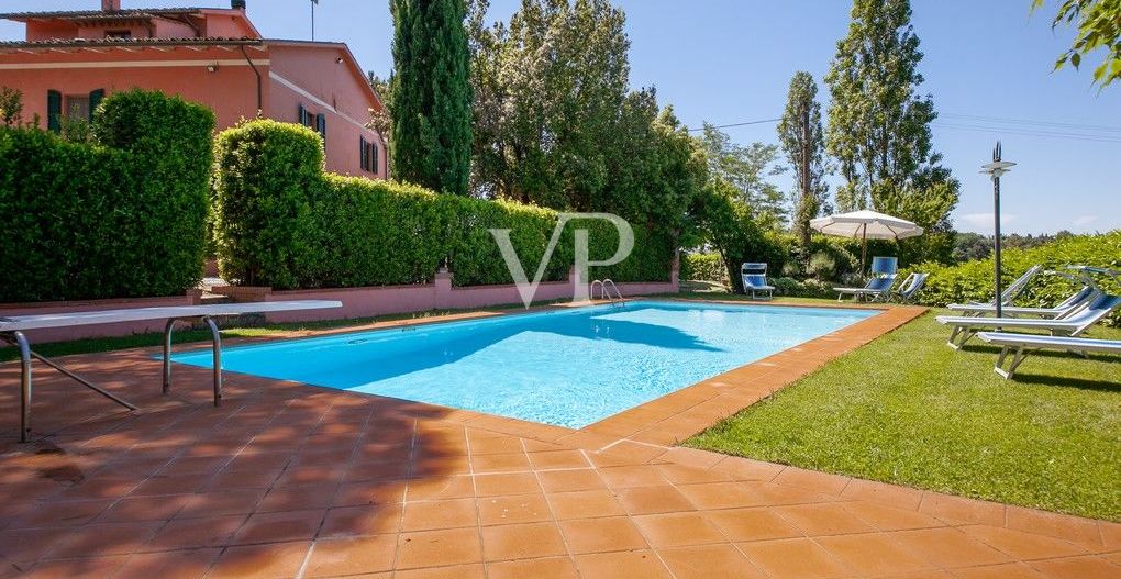 area pavimentata  intorno alla piscina