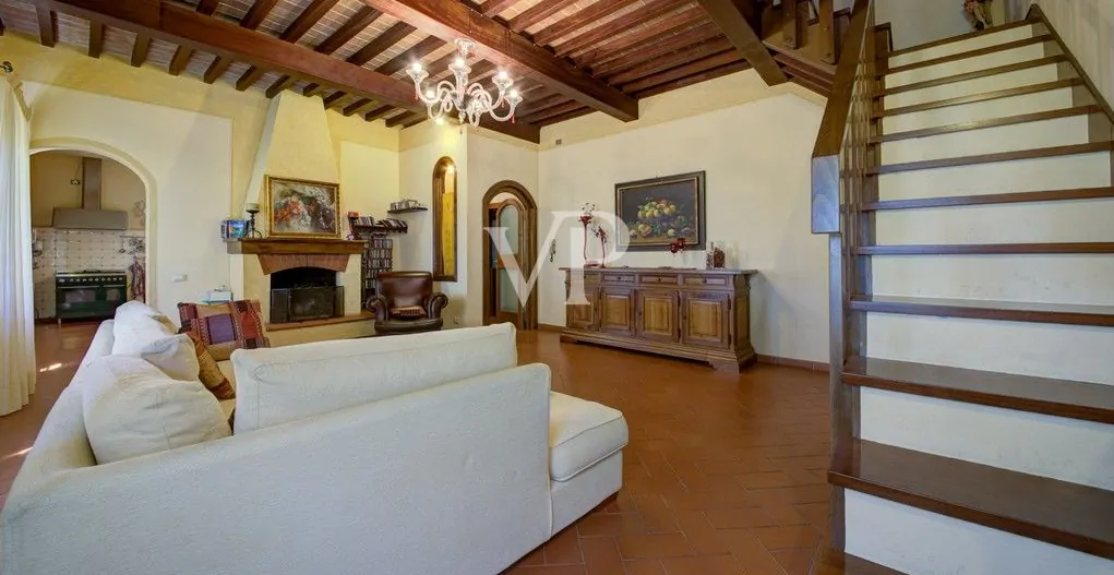 salotto con accesso alla mansarda