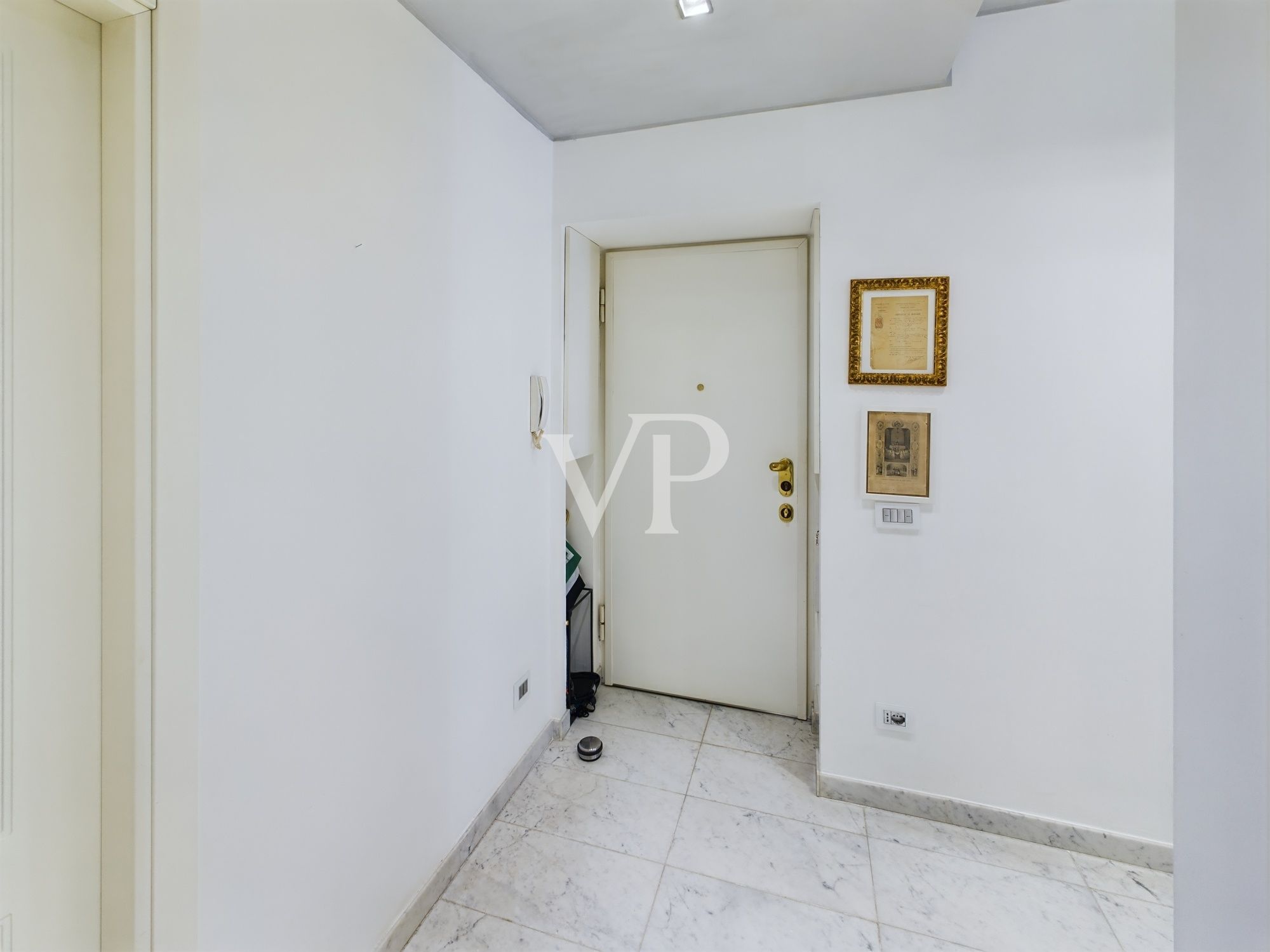 Spacious three-room apartment with two bathrooms in Bocconi area