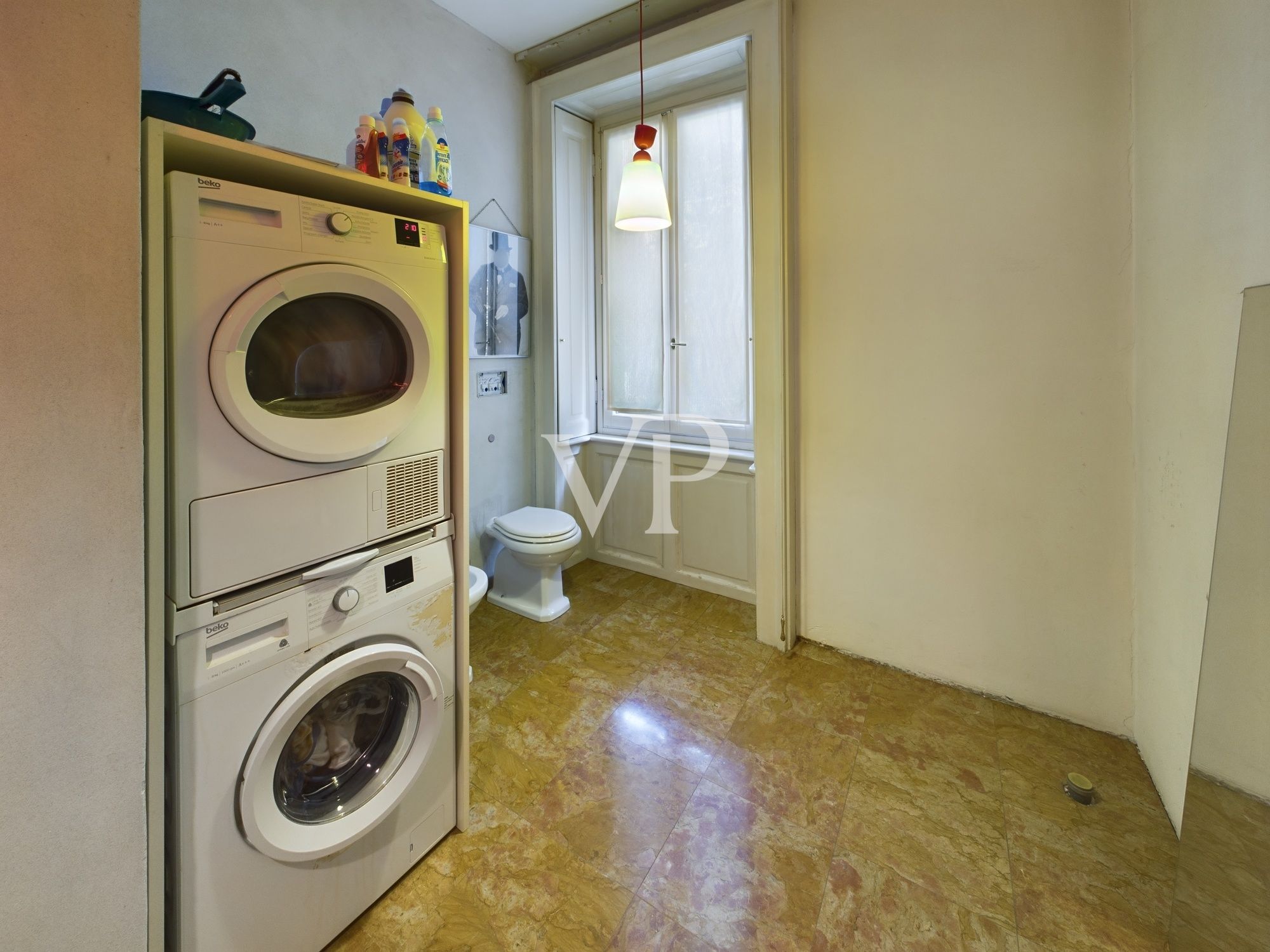 Amplio apartamento de tres habitaciones con dos baños en la zona de Bocconi
