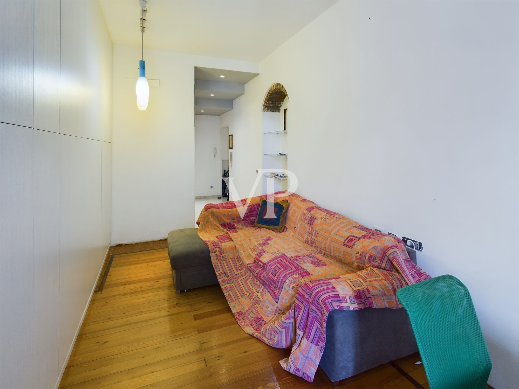 Spacious three-room apartment with two bathrooms in Bocconi area