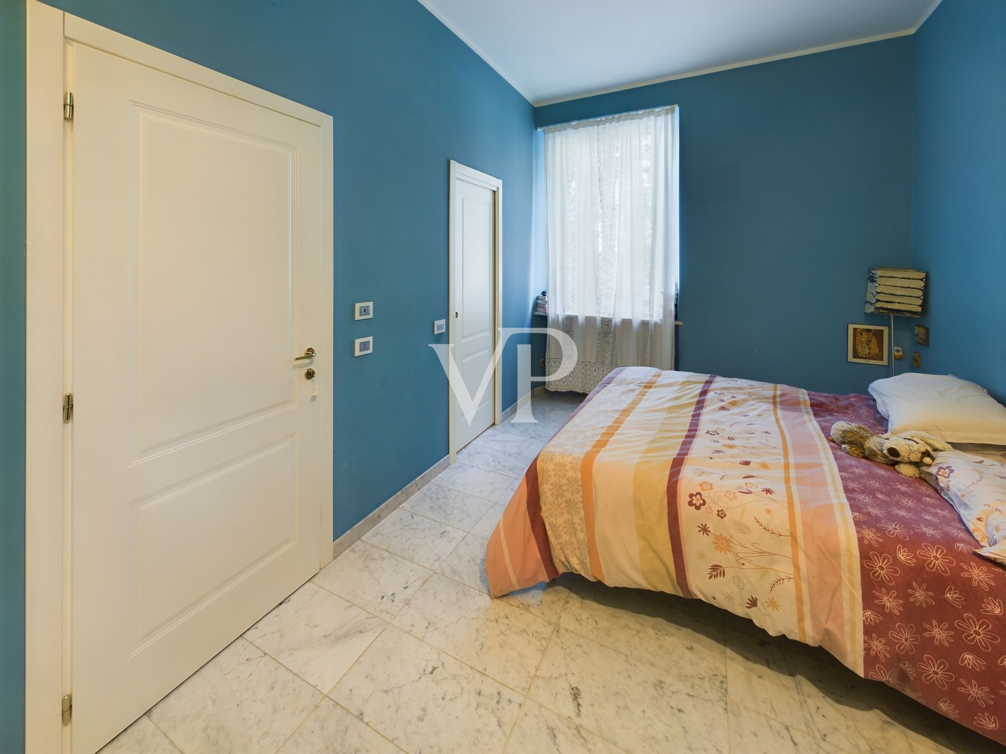 Grand appartement de trois pièces avec deux salles de bain dans le quartier de Bocconi