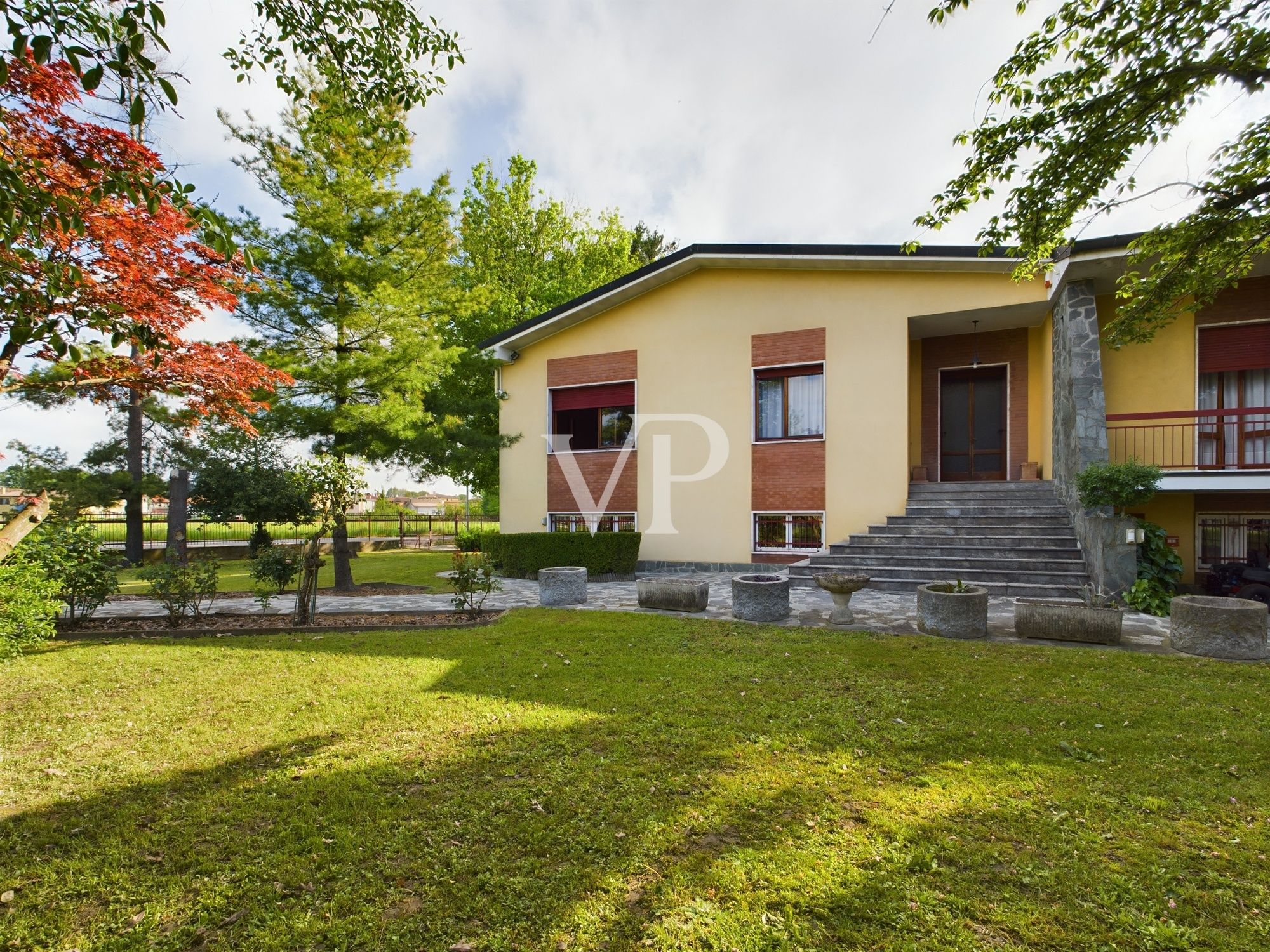 Villa auf zwei Ebenen, mit 2500 qm Garten