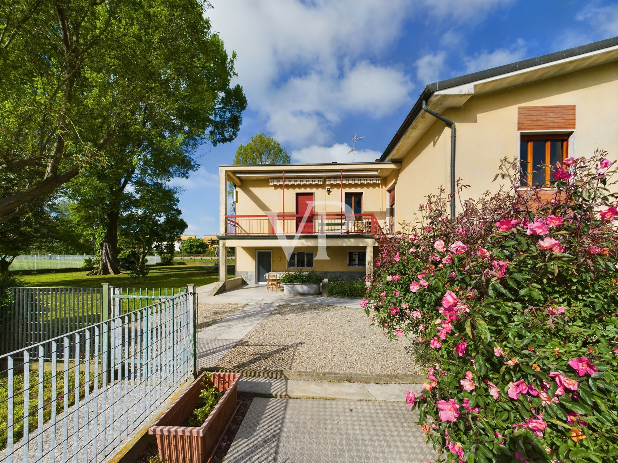 Villa en dos niveles, con jardín de 2500 m2