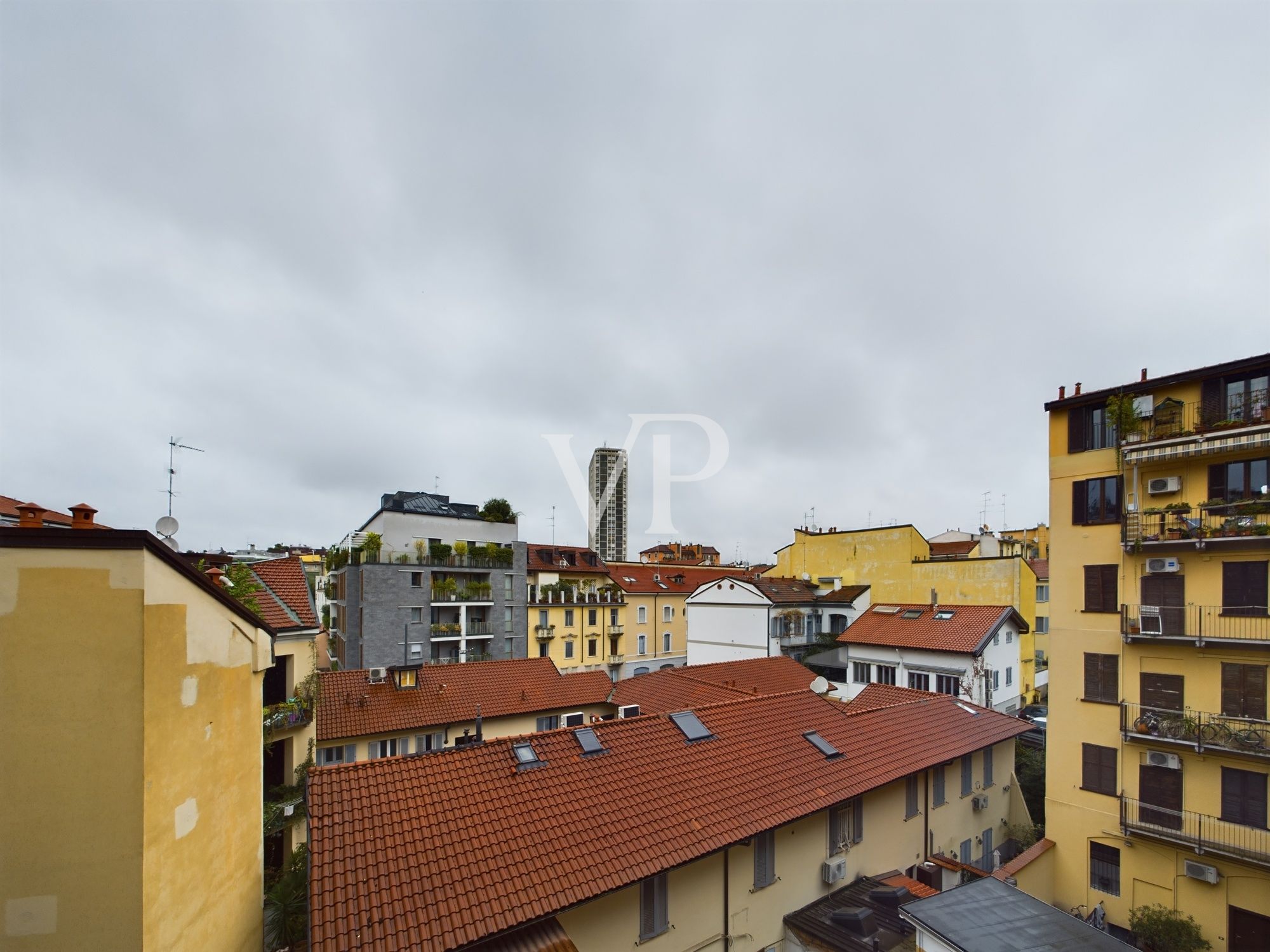 Große renovierte Drei-Zimmer-Wohnung mit zwei Bädern im Obergeschoss