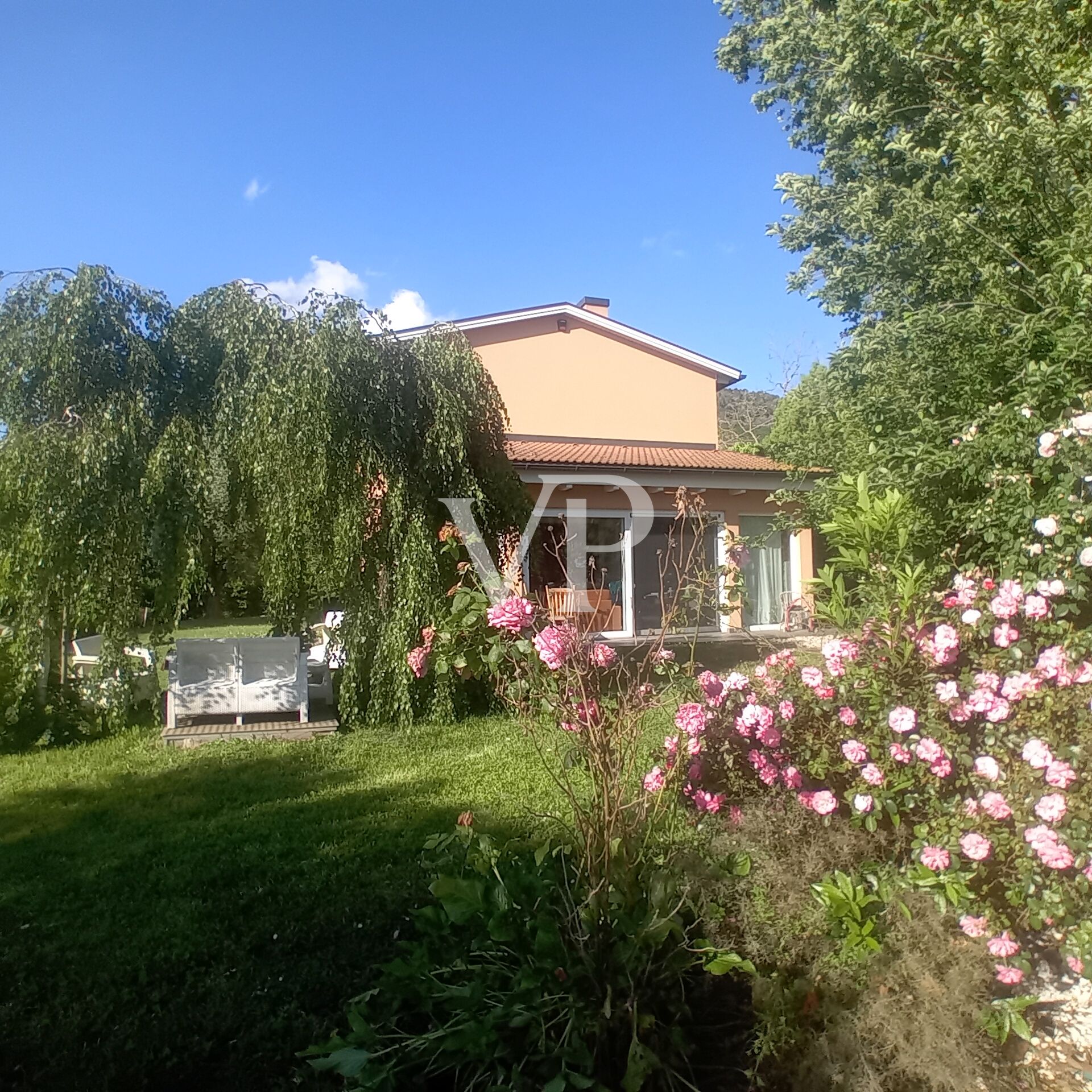 Sehr helle Villa mit großem Garten, gebaut in energieeffizientem Gebäude mit Photovoltaik-Anlage