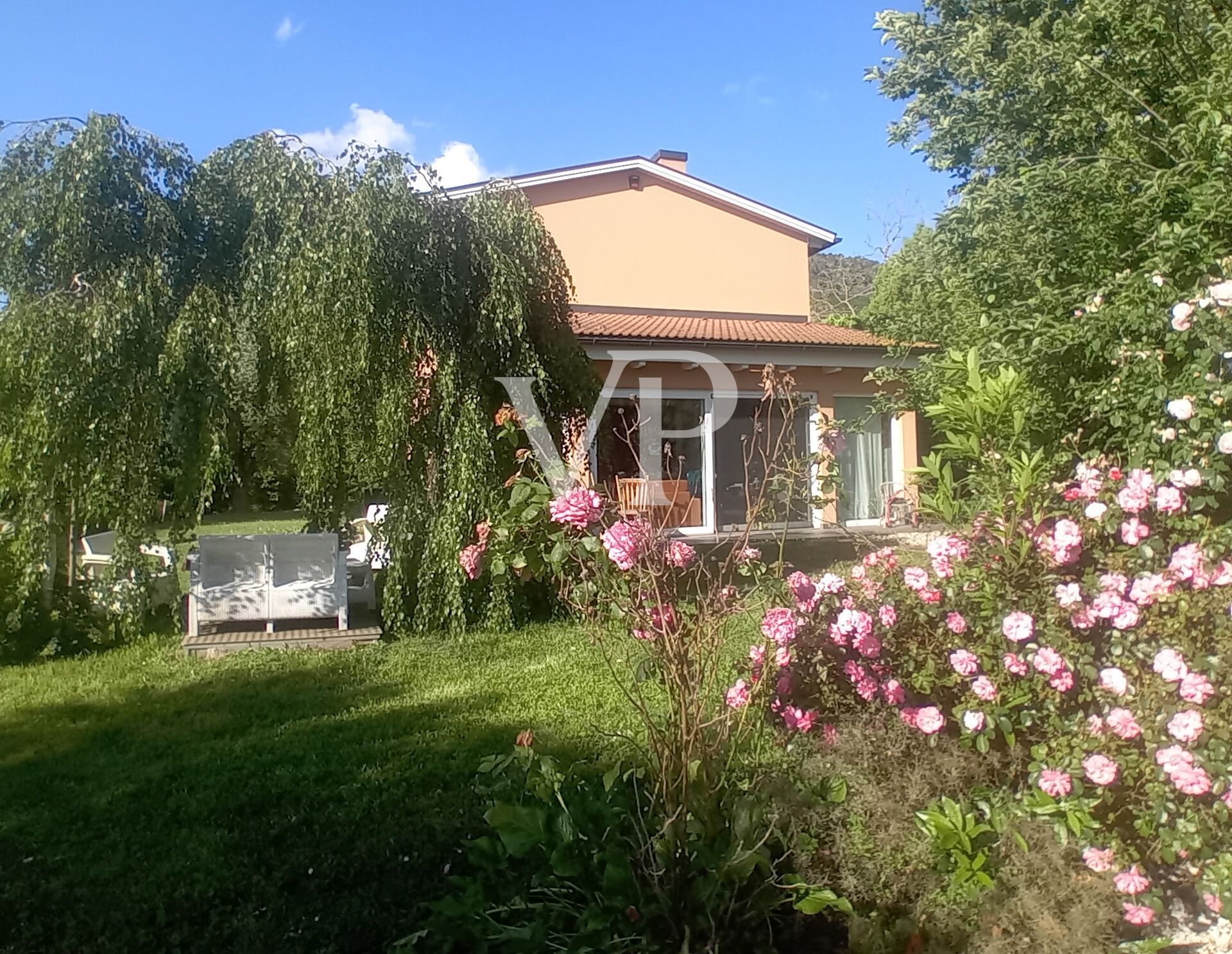 Villa molto luminosa con grande giardino, costruita in bioedilizia con   impianto fotovoltaico