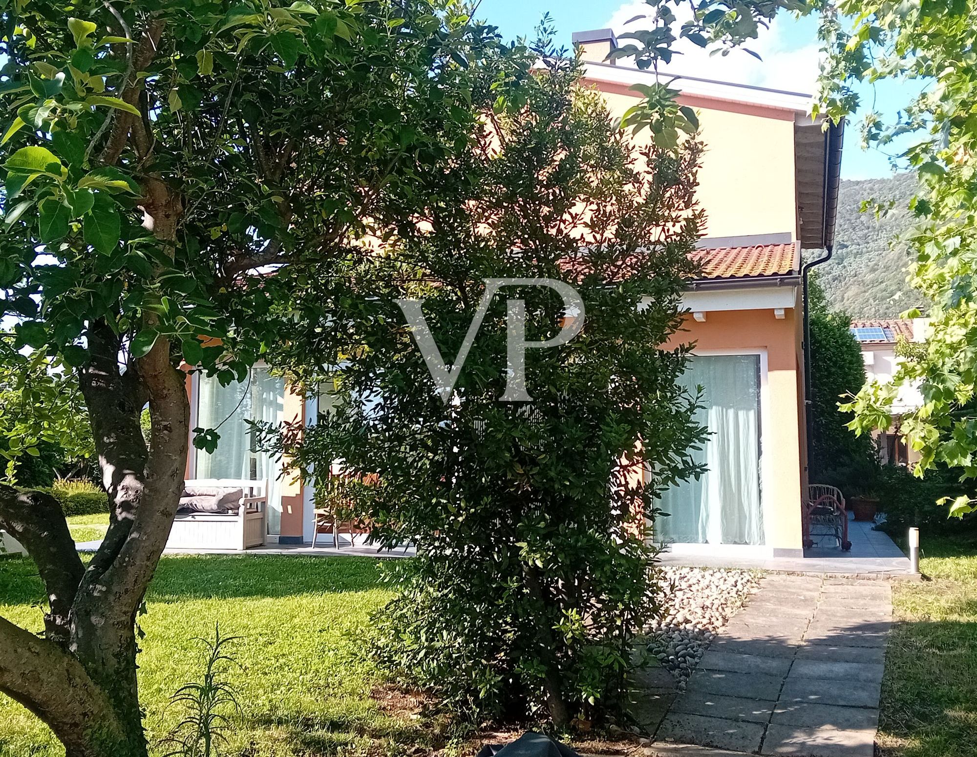 Villa molto luminosa con grande giardino, costruita in bioedilizia con   impianto fotovoltaico