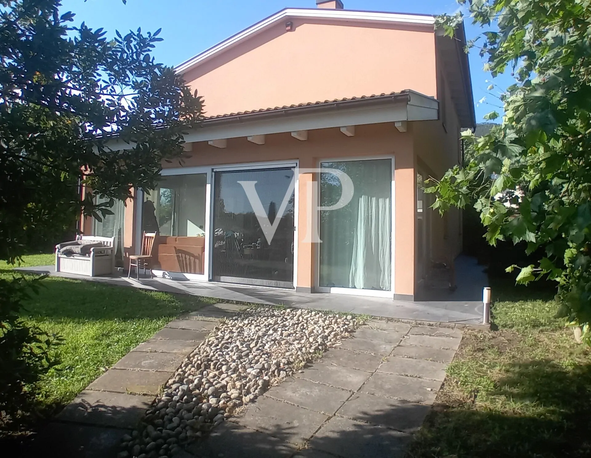 Sehr helle Villa mit großem Garten, gebaut in energieeffizientem Gebäude mit Photovoltaik-Anlage