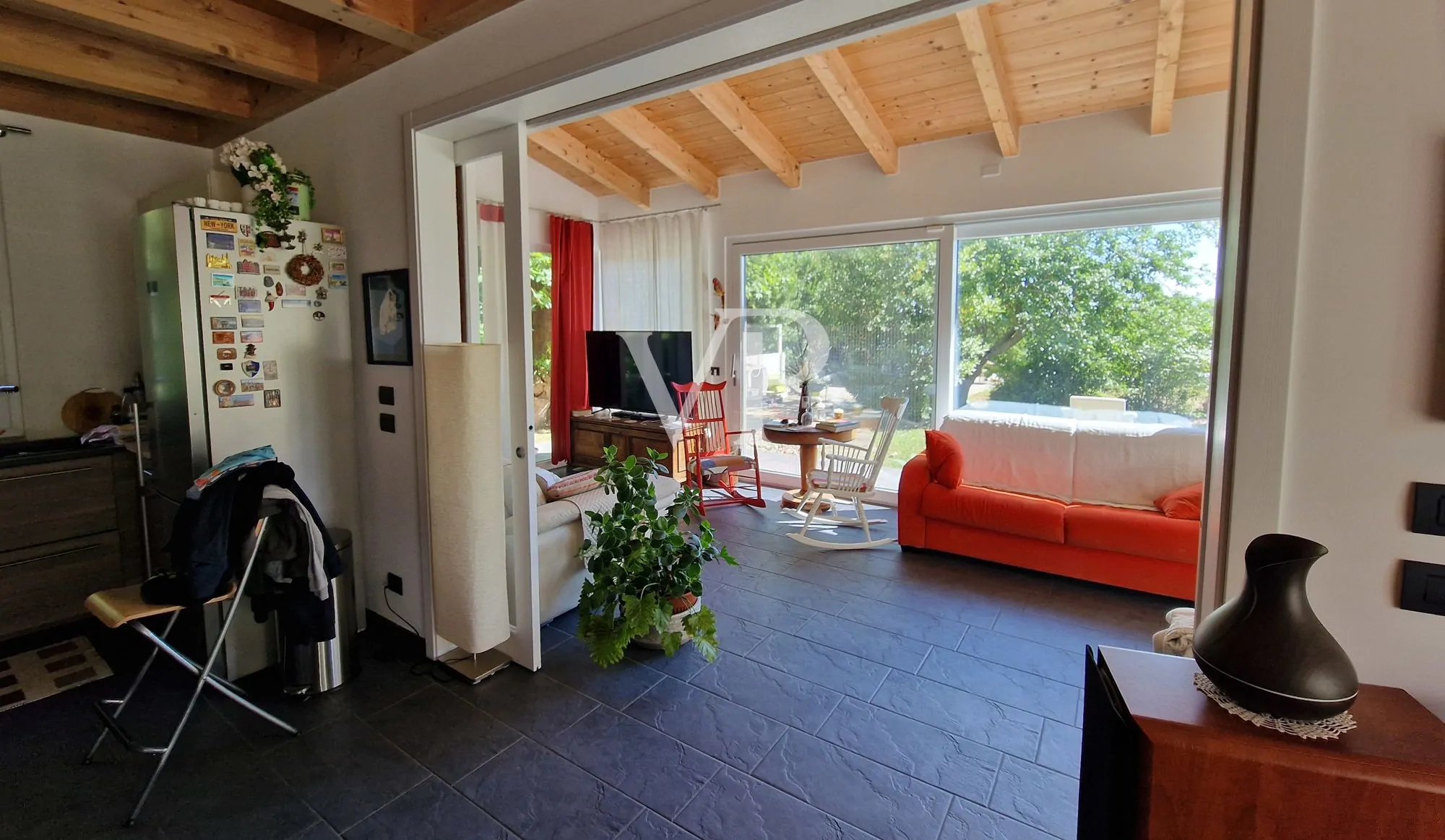 Sehr helle Villa mit großem Garten, gebaut in energieeffizientem Gebäude mit Photovoltaik-Anlage