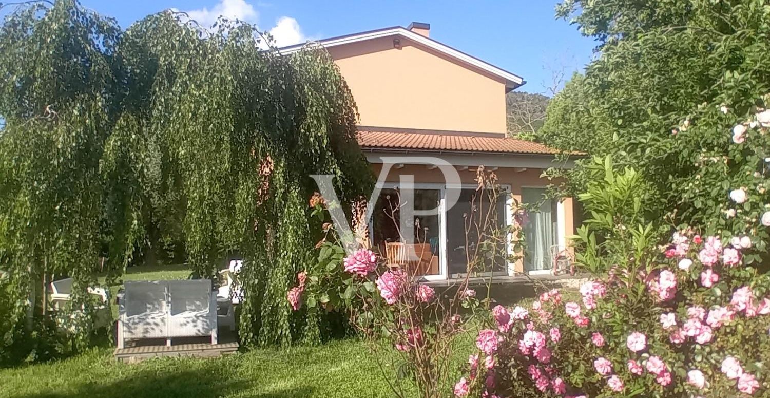 Villa molto luminosa con grande giardino, costruita in bioedilizia con   impianto fotovoltaico