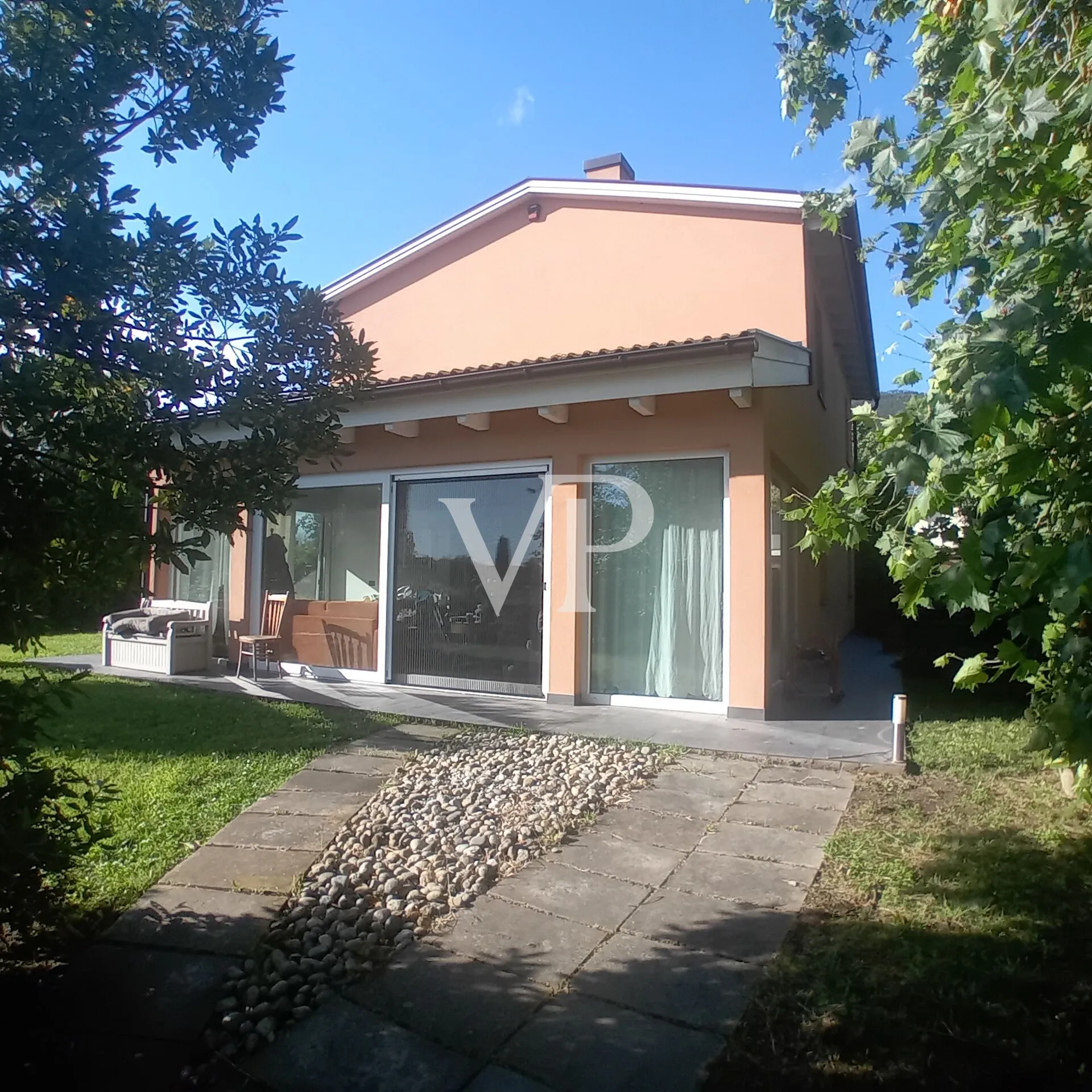 Sehr helle Villa mit großem Garten, gebaut in energieeffizientem Gebäude mit Photovoltaik-Anlage