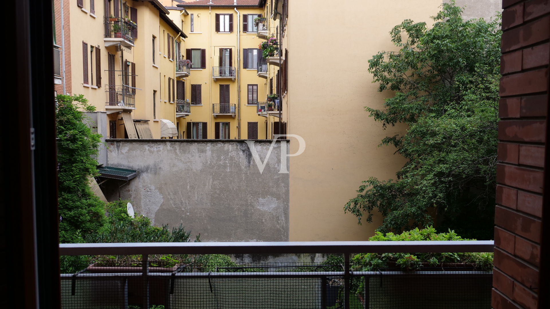 Amplio apartamento de cinco habitaciones con terraza y dos baños en la zona de Bocconi