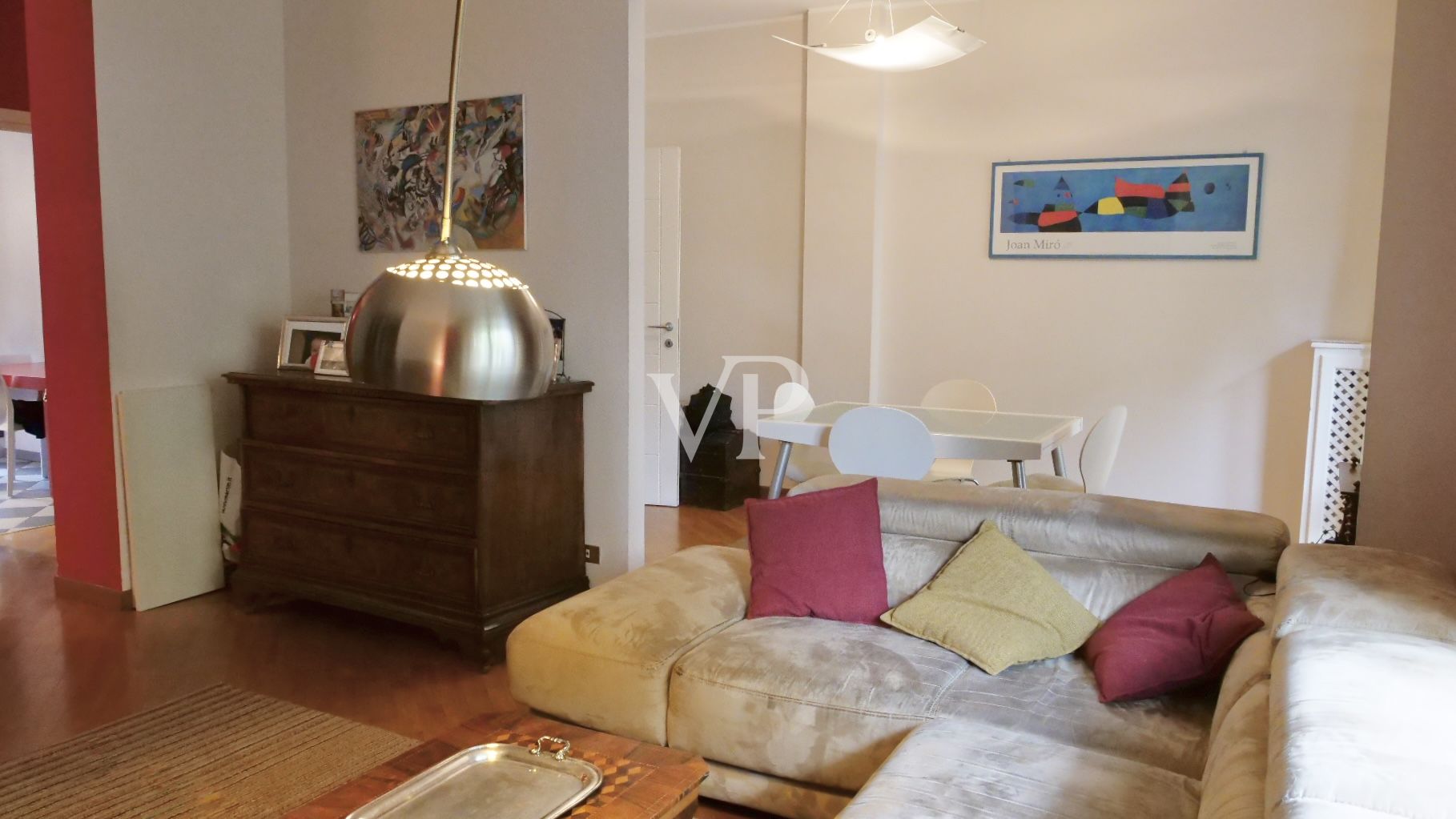 Spacieux appartement de cinq pièces avec terrasse et deux salles de bains dans le quartier de Bocconi