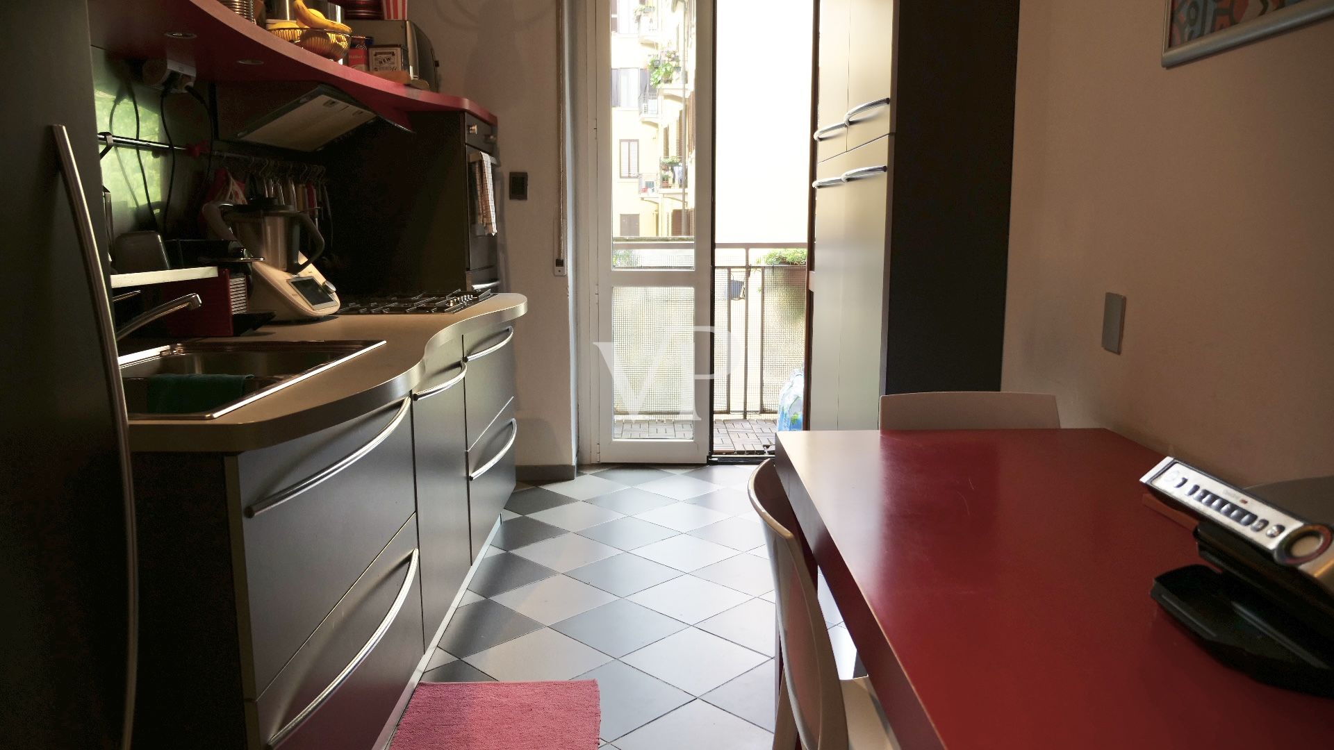 Spacieux appartement de cinq pièces avec terrasse et deux salles de bains dans le quartier de Bocconi