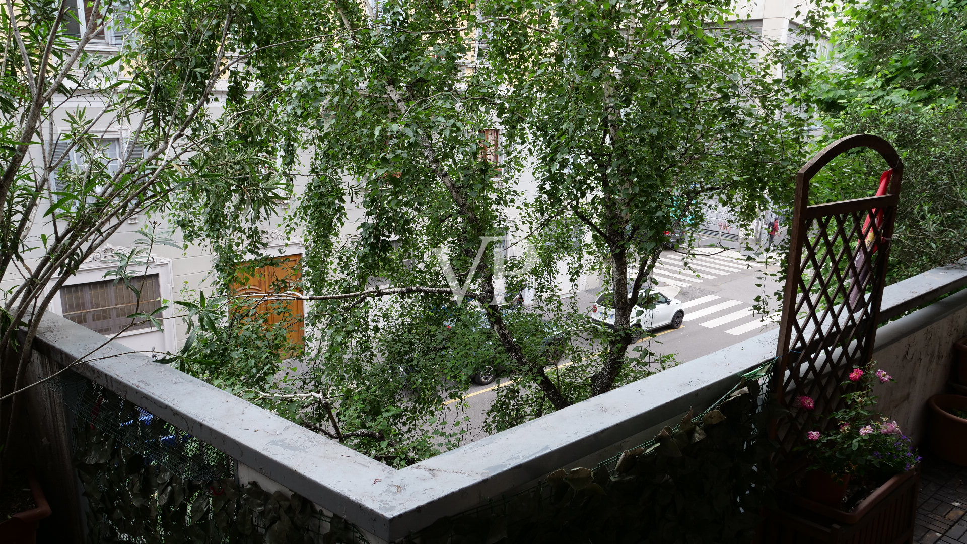 Geräumige Fünf-Zimmer-Wohnung mit Terrasse und zwei Bädern im Bocconi-Viertel