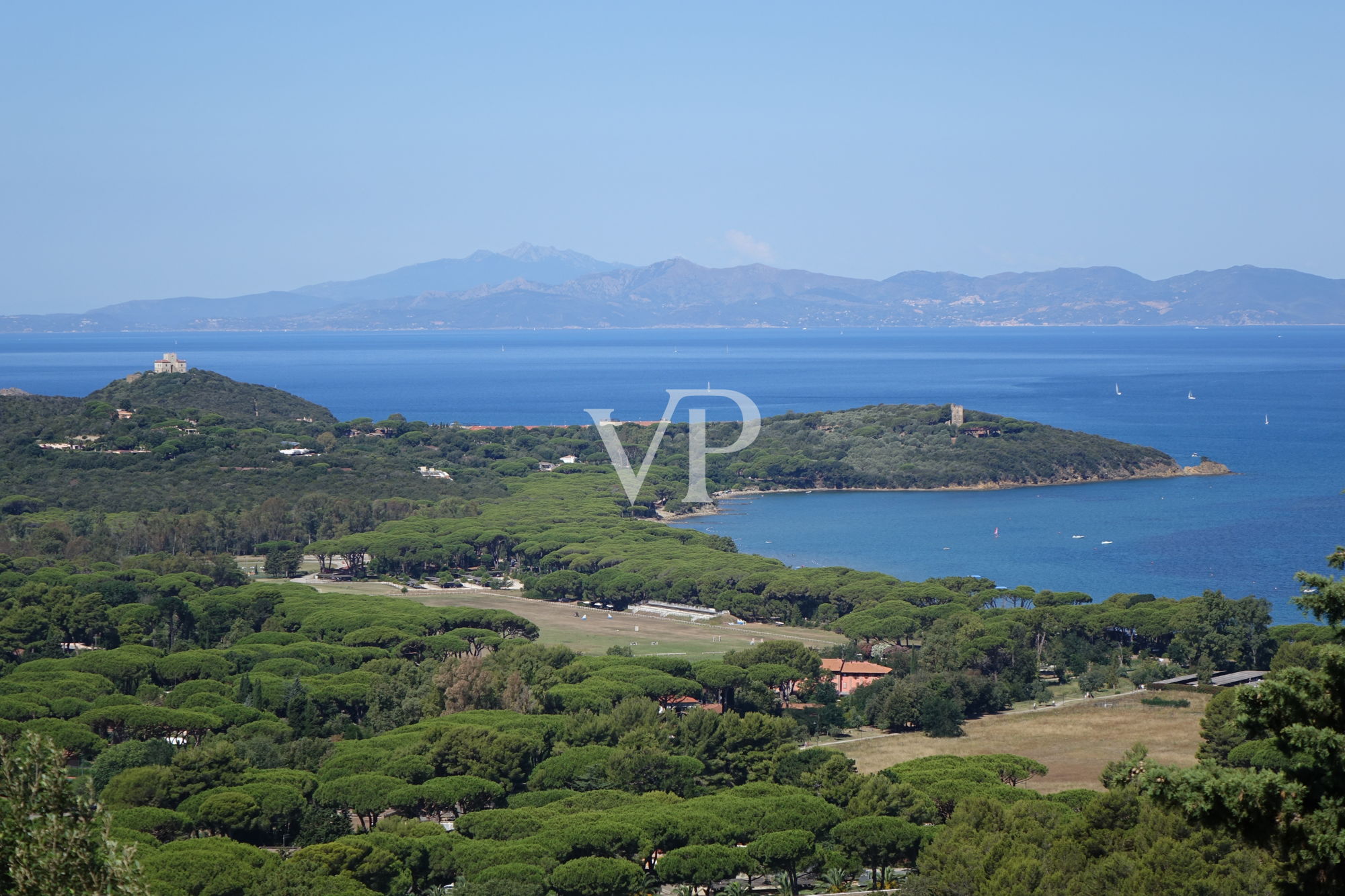 Exclusiva villa con impresionantes vistas panorámicas de 180° en Punta Ala