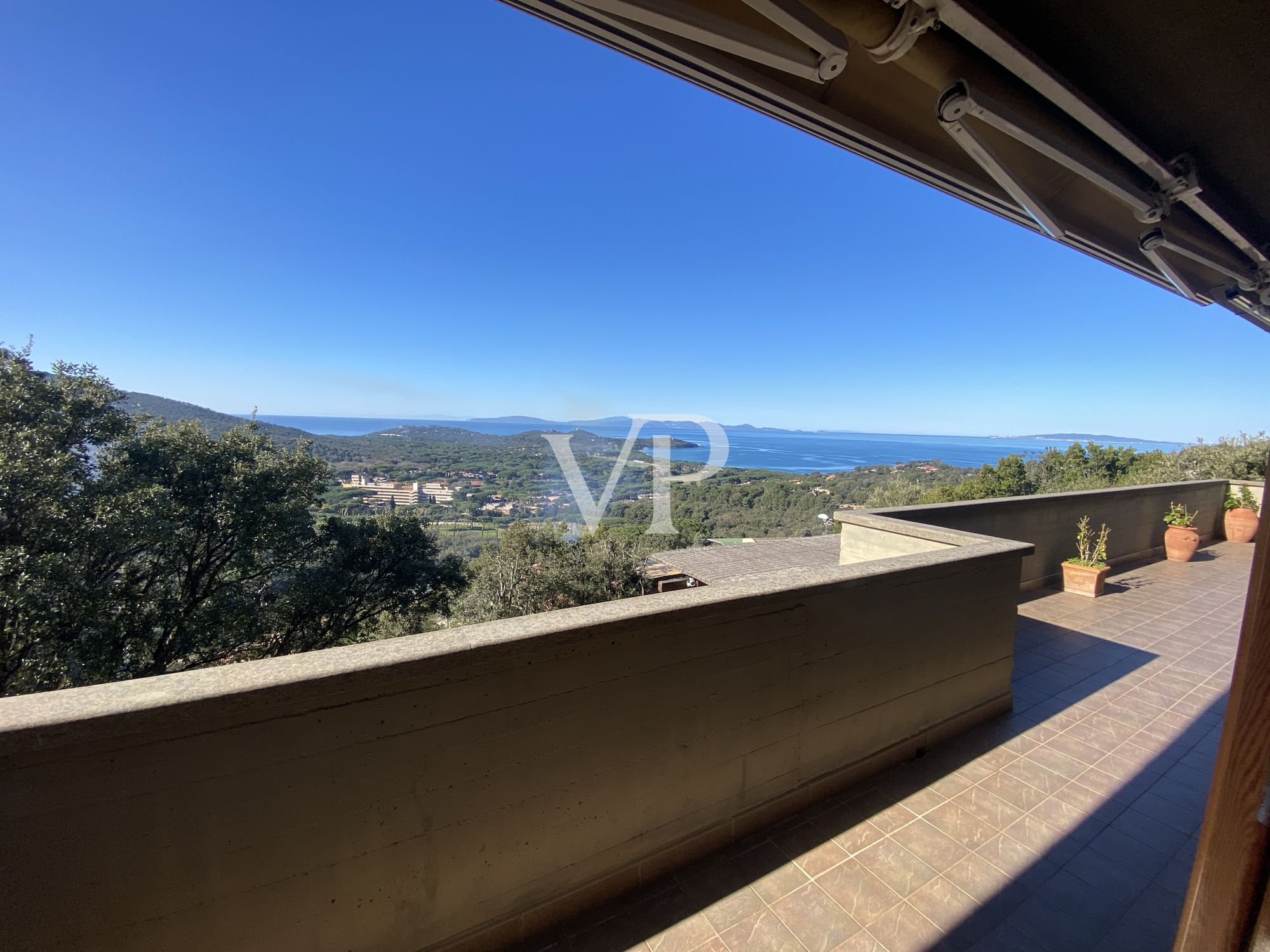 Exclusiva villa con impresionantes vistas panorámicas de 180° en Punta Ala