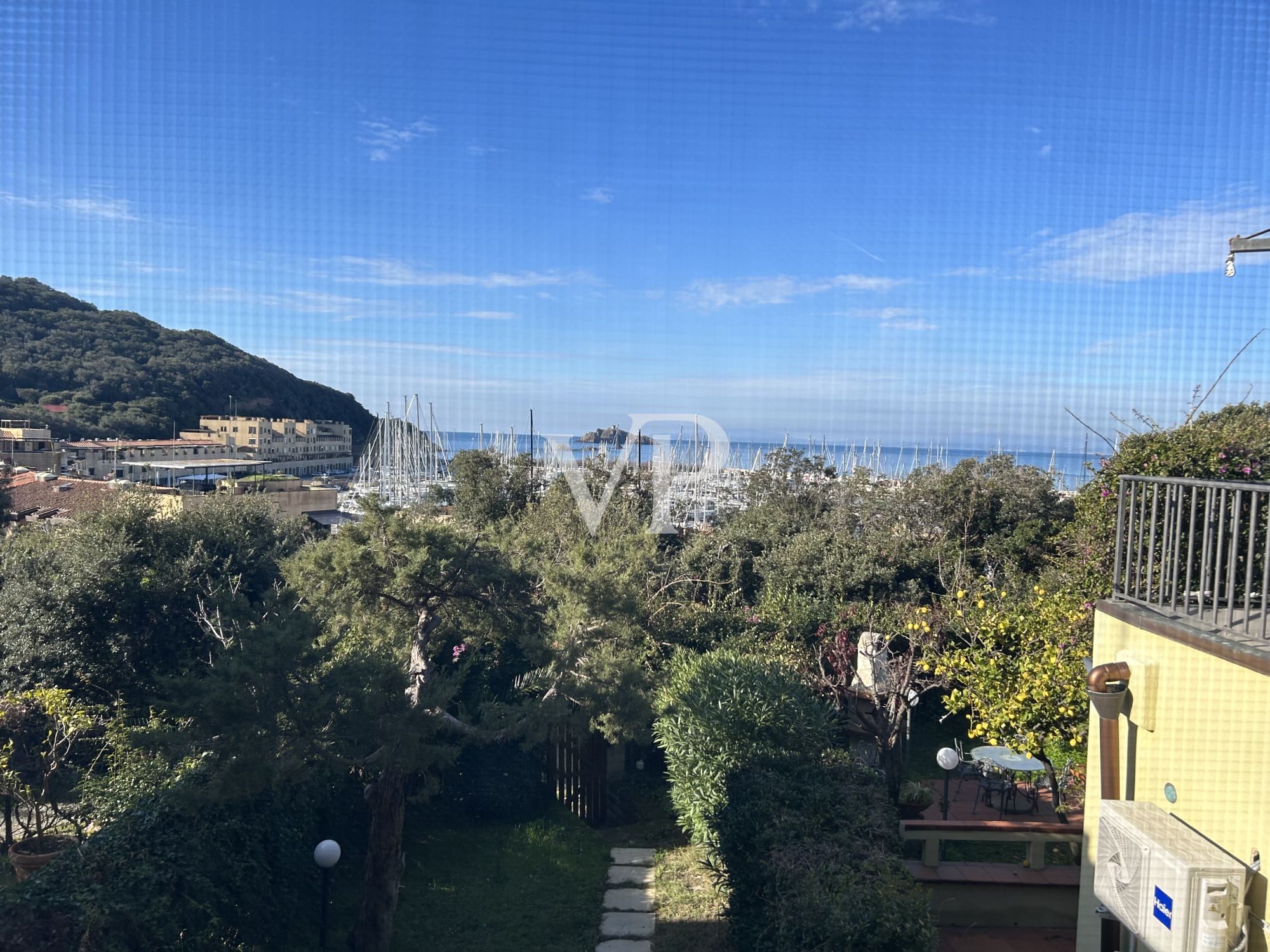 Exclusiva casa adosada con vistas al mar y jardín cerca del puerto deportivo de Punta Ala