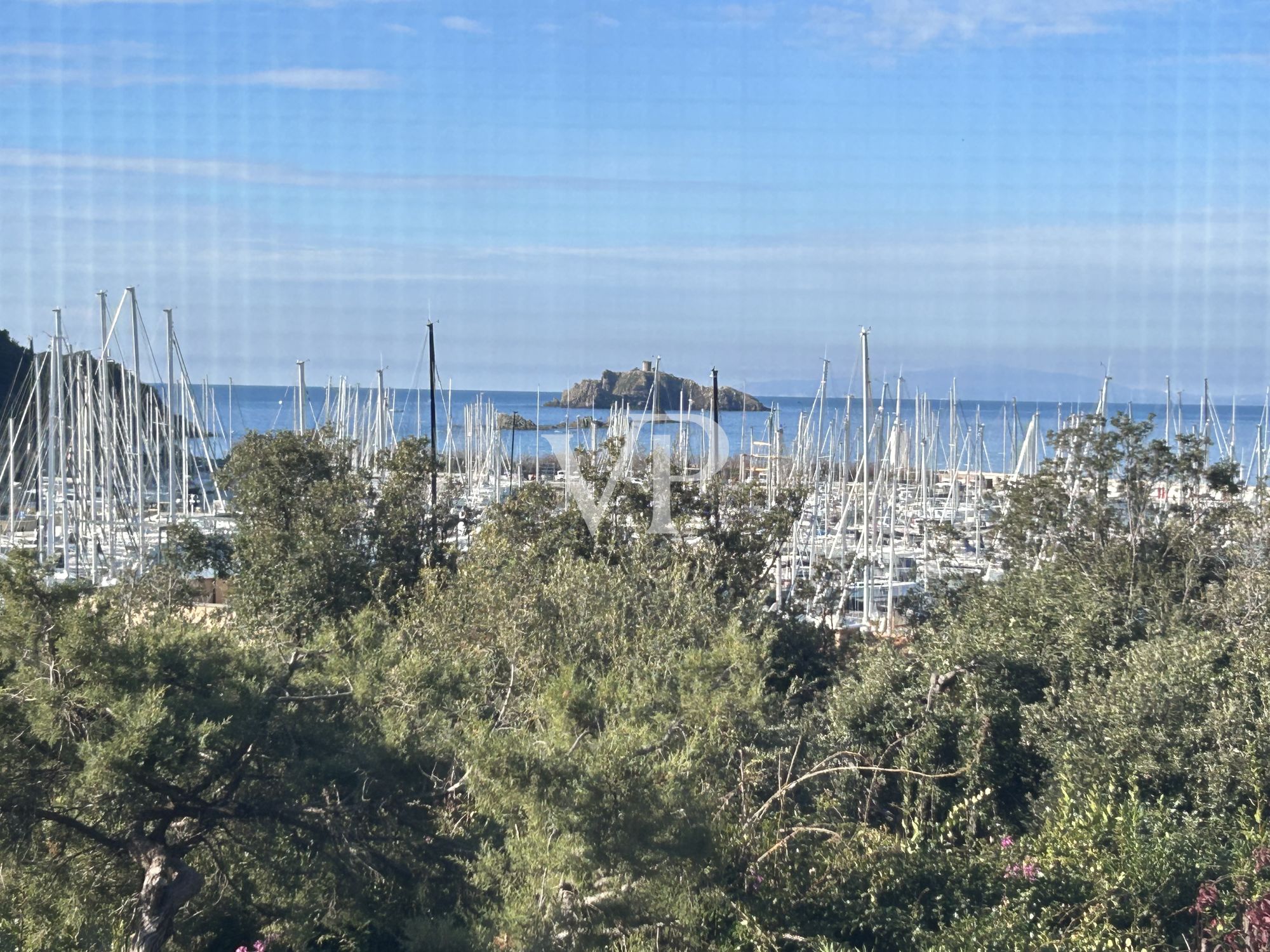 Exclusiva casa adosada con vistas al mar y jardín cerca del puerto deportivo de Punta Ala