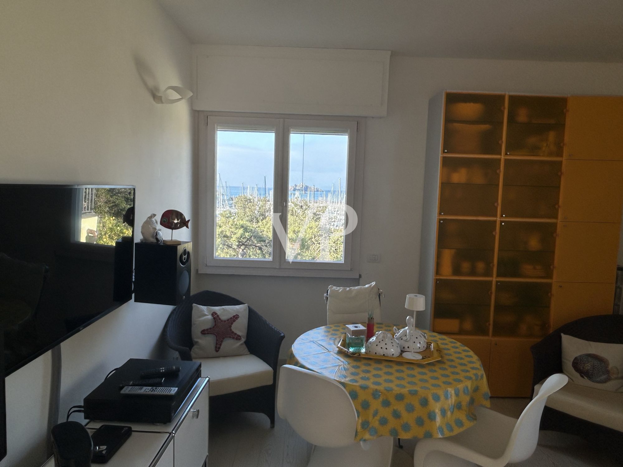 Esclusiva casa bifamiliare con vista sul mare e giardino vicino al porto turistico di Punta Ala